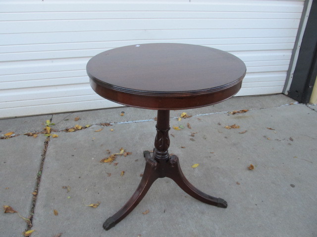 lot 107 image: Vintage Mahogany Parlor Table