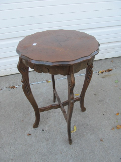lot 108 image: Vintage Inlaid Pedestal Table