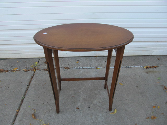 lot 109 image: Vintage Maple Oval Table