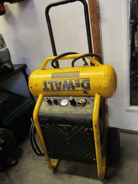 lot 118 image: Heavy Duty DeWalt Air Compressor