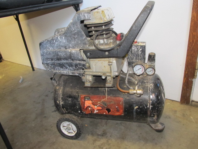 lot 127 image: Working 8 Gallon Air Compressor 