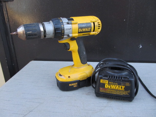 lot 130 image: Working Dewalt Drill wCharger