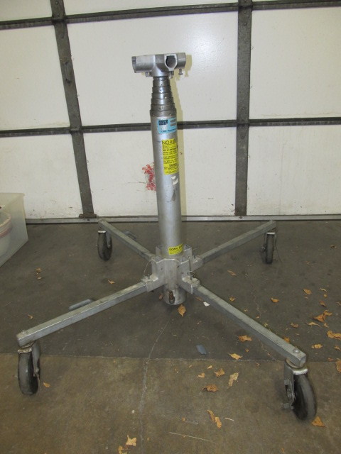 lot 136 image: Heavy Duty Genie Hoist