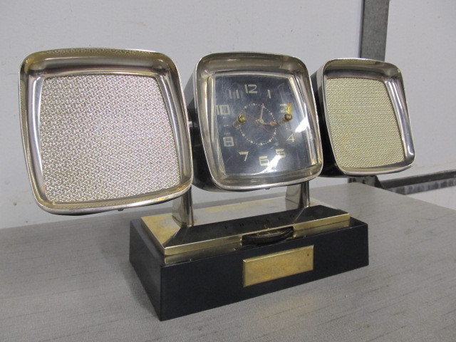 lot 160 image: Mid Century Modern PHILCO Space Age Clock Radio