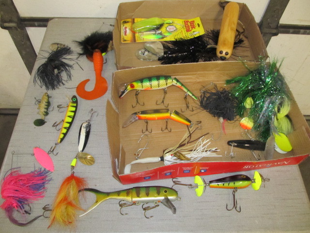 lot 165 image: Group of LARGE Muskie etc Lures 