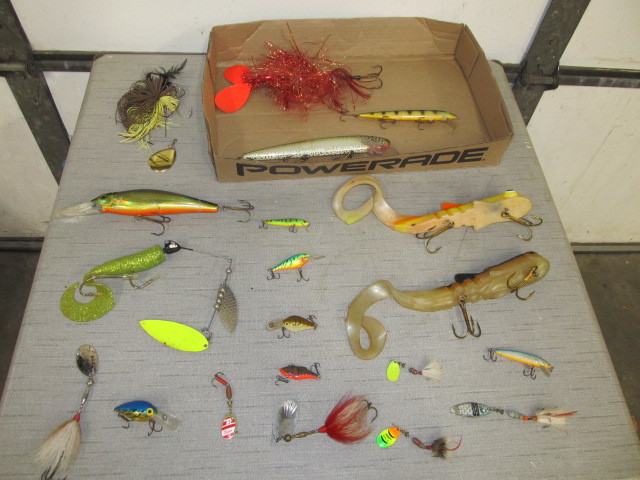 lot 166 image: Group of Large Muskie & Other Fishing Lures