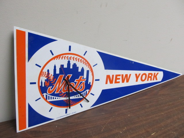 lot 187 image: 1980s NY Mets Pennant Clock