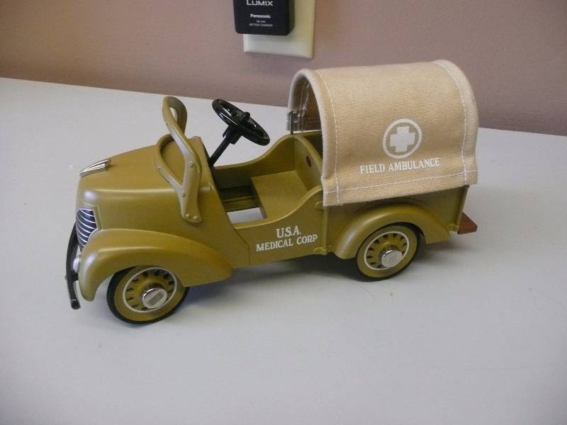 lot 3 image: Hallmark Kiddie Car Classics 1941 Garton Field Ambulance - Great Condition - See Pictures