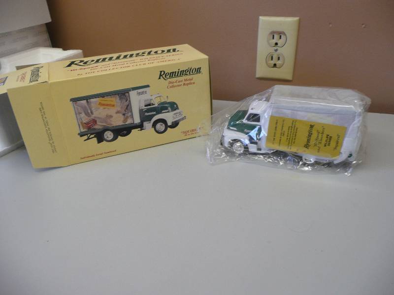 lot 4 image: 1995 FIRST GEAR, 1953 FORD DIECAST REMINGTON SQUIRREL DEL. TRUCK - New In Box - See Pictures
