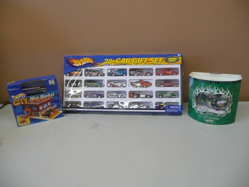 lot 10 image: Awesome Hot Wheels Collection - Unopened 20 car gift set - Unopened City Mini Market - Unopened Holiday Hauler - All In New Condition - See Pictures