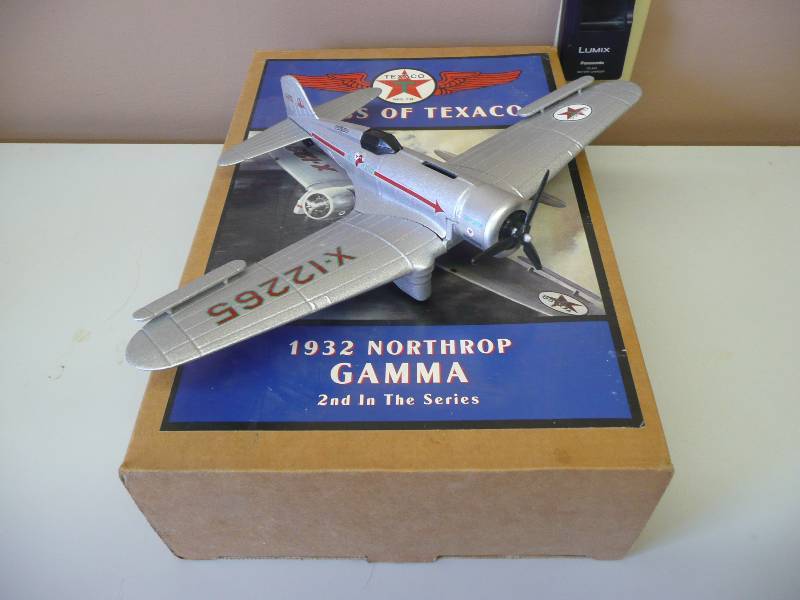 lot 18 image: ERTL 1932 NORTHROP GAMMA WINGS OF TEXACO DIE CAST LOCKING COIN BANK WBOX - SEE PICTURES
