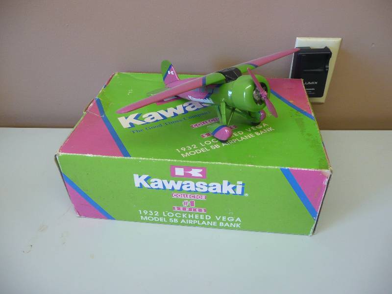 lot 19 image: SPEC CAST KAWASAKI 1932 LOCKHEED VEGA AIRPLANE BANK WBOX - SEE PICTURES