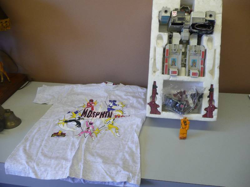 lot 31 image: 2 VINTAGE TRANSFORMERS LARGE & SMALL WONE NEW OLD STOCK POWER RANGERS KIDS T-SHIRT - SEE PICTURES