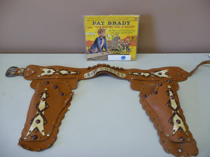 lot 32 image: Vintage 1950-60s Roy Rogers Leather Double Holster - RARE HOLSTER - WITH VINTAGE ROY ROGERS RECORD - SEE PICTURES