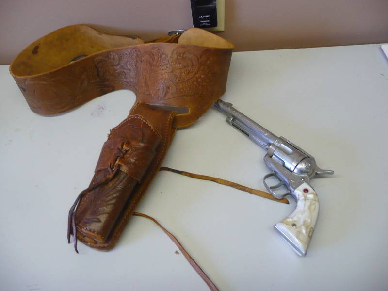 lot 33 image: VINTAGE Nichols 1950s Stallion 45 Cap Gun (NEEDS NEW GRIP & SOME TLC) WITH NICE 1950s HOLSTER - SEE PICTURES
