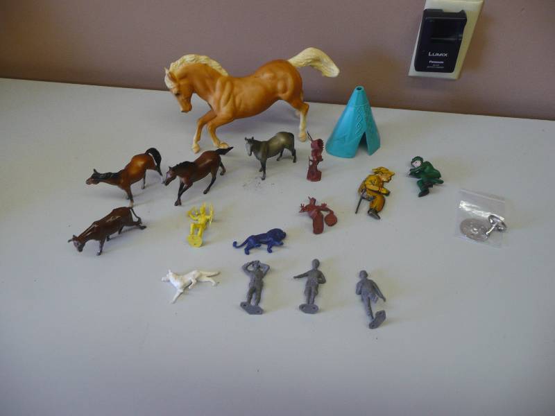 lot 34 image: ANTIQUE TOY COLLECTION - BREYER MOLDING CO.USA, BRITAINS LTD. ENGLAND, MARX, TIN TOY, CAST - SEE PICTURES