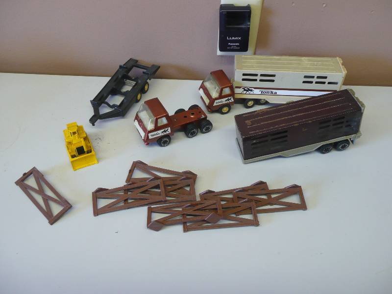 lot 35 image: VINTAGE TONKA FARM COLLECTION - SEE PICTURES