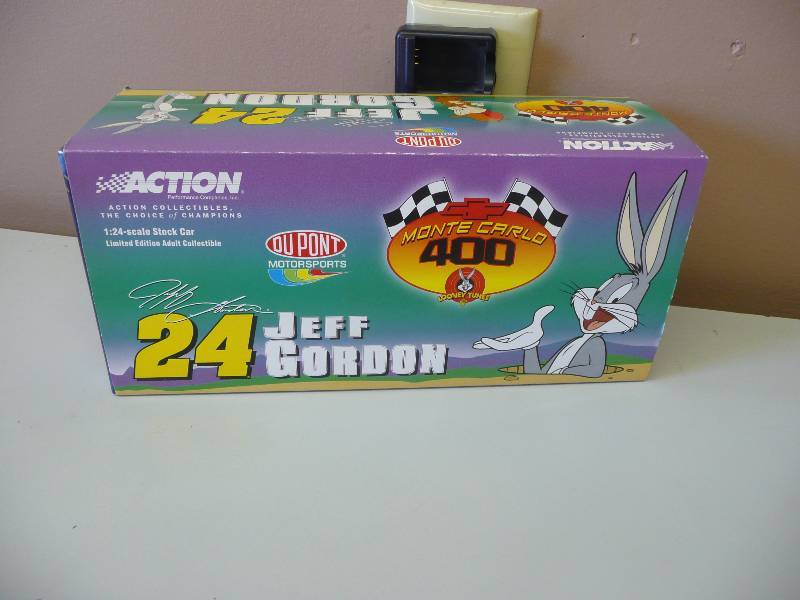 lot 43 image: NASCAR Jeff Gordon #24 DuPont  Looney Tunes 124 diecast car - NIB - WITH BRAND NEW COOLER - SEE PICTURES