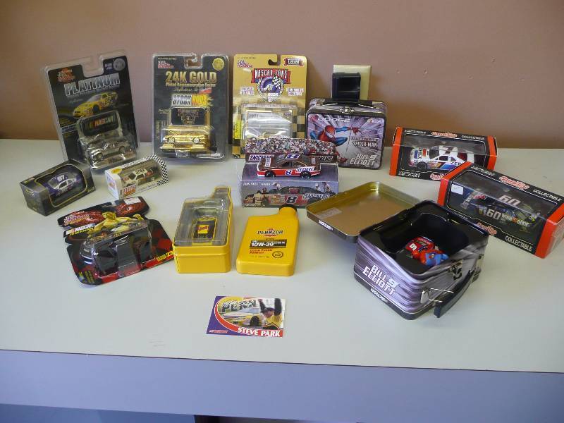 lot 49 image: NASCAR COLLECTIBLES COLLECTION - MANY DIFFERENT ITEMS, SOME NEW IN BOX - PLEASE SEE PICTURES - NICE GROUP