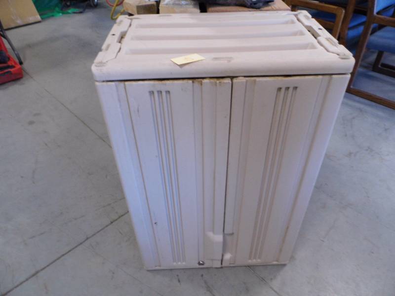 Rubbermaid Cabinet