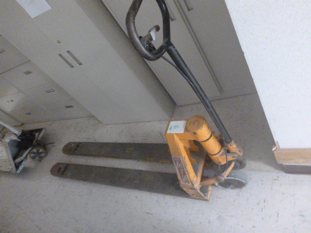 lot 116 image: Pallet Jack