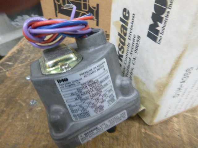 lot 164 image: NEW Pressure or Vacuum Switch