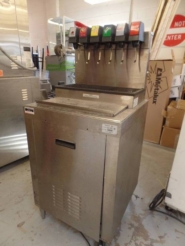 lot 506 image: BEVERAGE DISPENSER AND ICE MACHINE