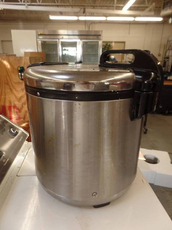 lot 513 image: LARGE RICE WARMER