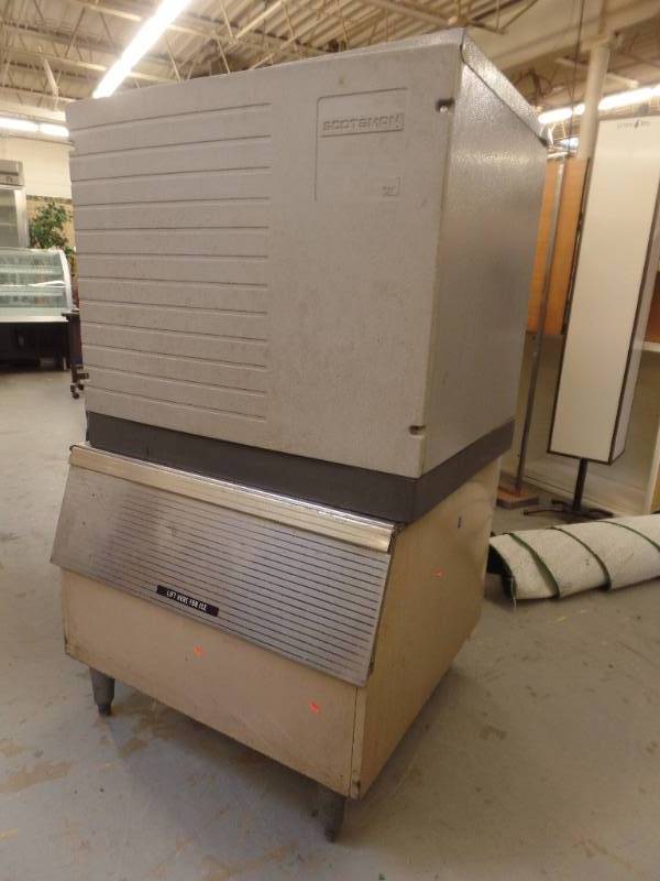 lot 514 image: ICE MACHINE AND HOLDING BIN