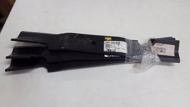 lot 125 image: Grass Hopper & Woods Mower Blades