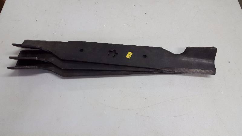 lot 136 image: Husqvarna, Poulin Mower Blades