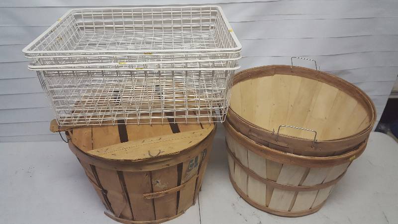 lot 264 image: Wire Closet Baskets