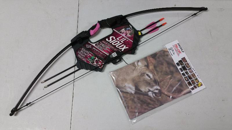 lot 38 image: Lil Souix Junior Archery Set  White Tail Deer Target