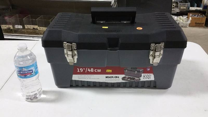 lot 69 image: Stack-On 19 Professional Tool Box
