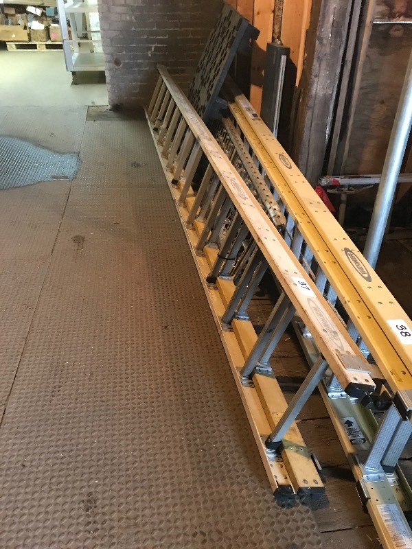 FIBERGLASS EXTENSION LADDER