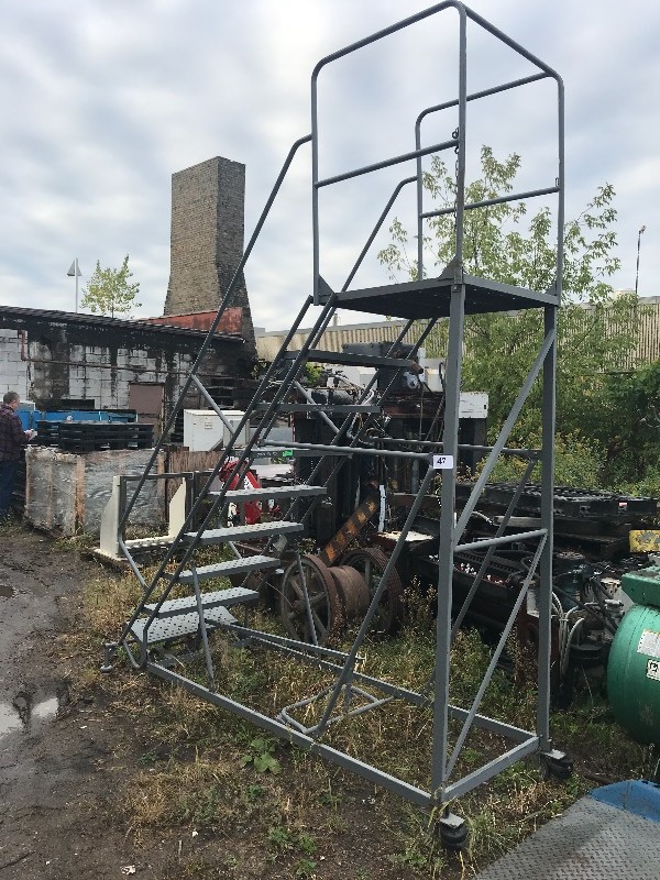 WAREHOUSE SAFETY LADDER