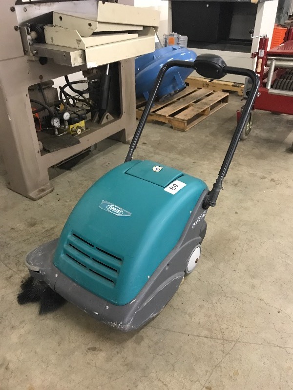 TENNANT FLOOR SWEEPER