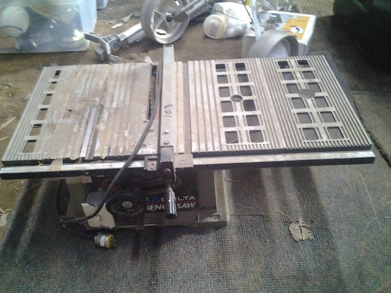 lot 1 image: Delta 10 Inch Bench Saw