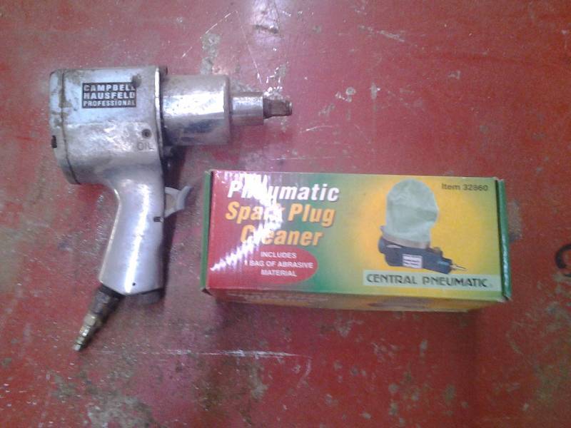 lot 15 image: Pneumatic Spark Plug Cleaner, 12 Inch Campbell Hausfeld Air Impact Gun