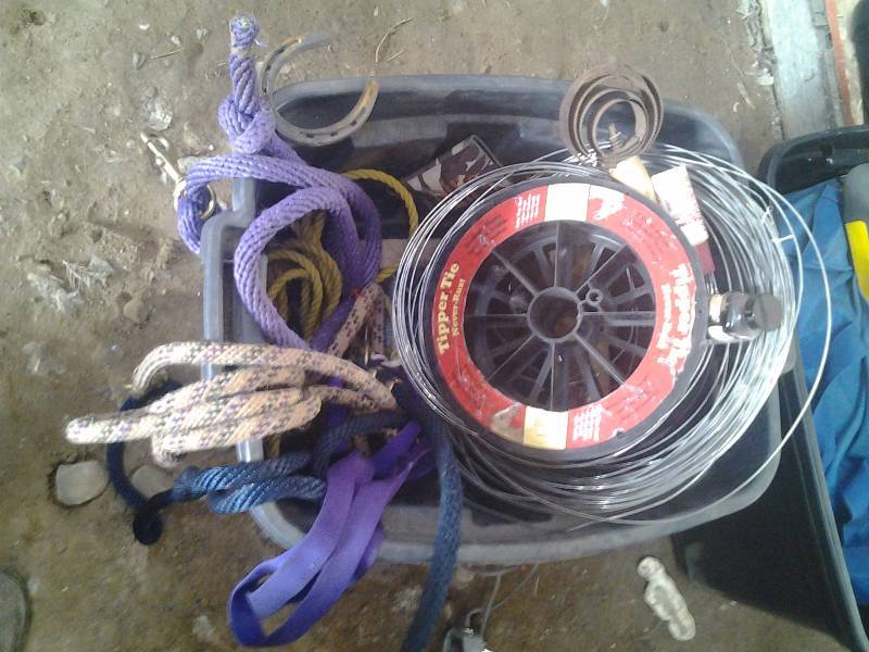lot 19 image: Tote With Lid Full Of Rope, Straps & Wire