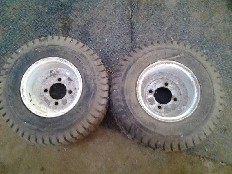 lot 38 image: Pair Of 18 x 8.50 RHS Carlisle Tires