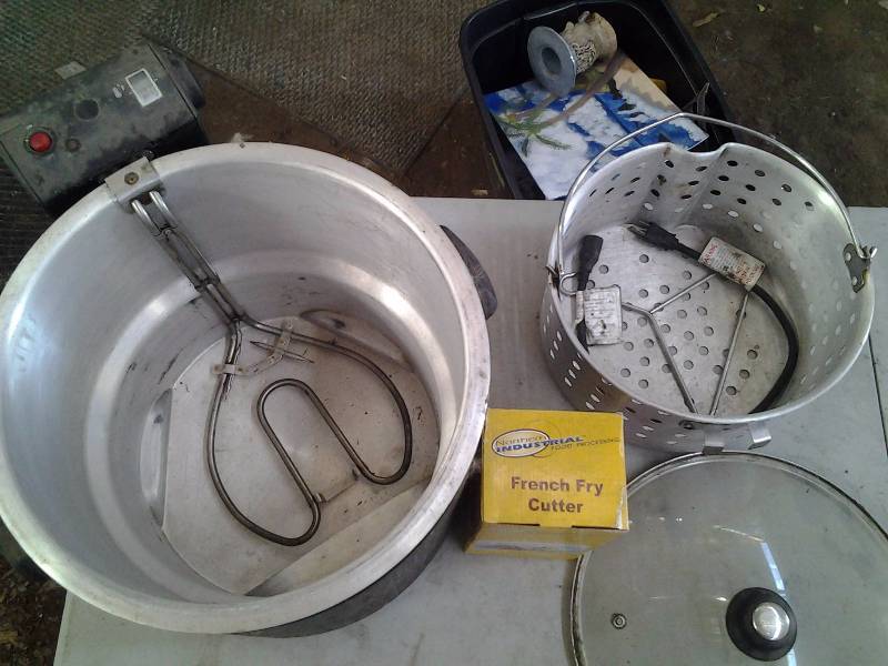 lot 43 image: Large Electric Deep Fryer, Northern Industrial French Fry Cutter