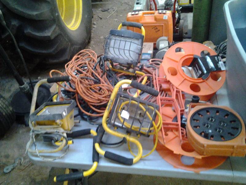 lot 45 image: Halogen Work  Lights (Tall & Short), Extension Cords In Tote
