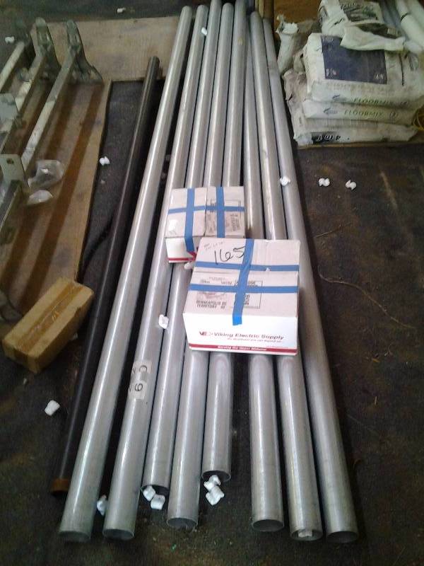 lot 52 image: 2 12 Inch X 10 Feet Pipe With Pipe Hangers & Pipe Cap