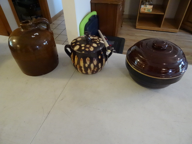 lot 27 image: Pottery - 1 Red Wing Pot With Cover