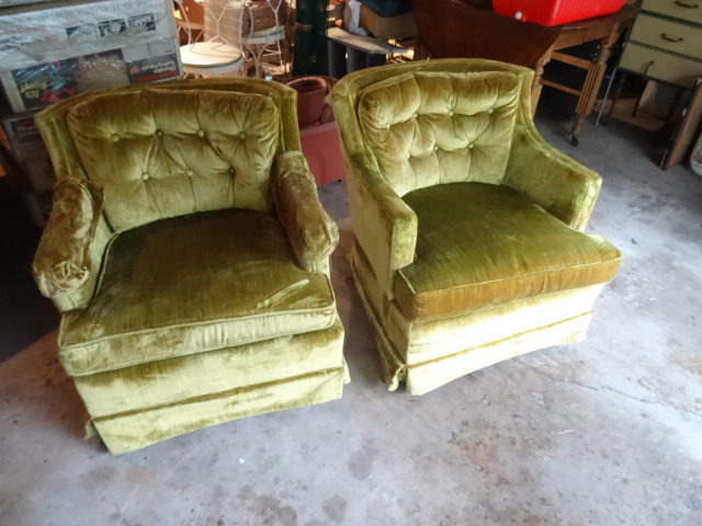 lot 49 image: 2 Vintage Gold Tufted Back Chairs On Wheels