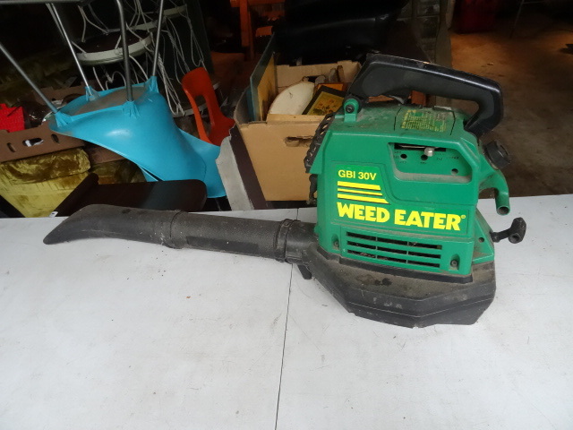 lot 86 image: Weed Eater gas blower vacuum
