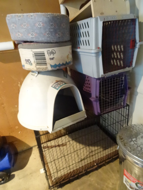 lot 91 image: Variety Of Pet Kennels, Carriers
