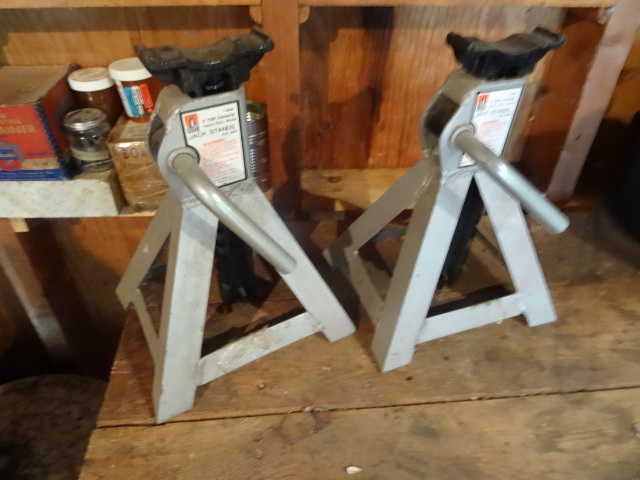 lot 102 image: Pair Of 3 Ton Jack Stands