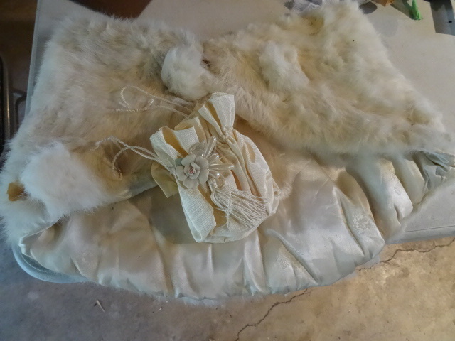 lot 125 image: Vintage Fur Stole & Purse